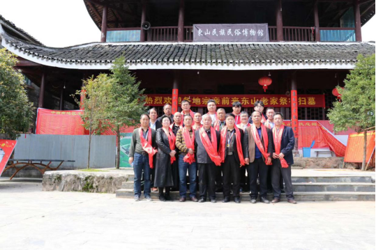 赴百里总祠祭祖  传千年太守家风  发万代纳言世系